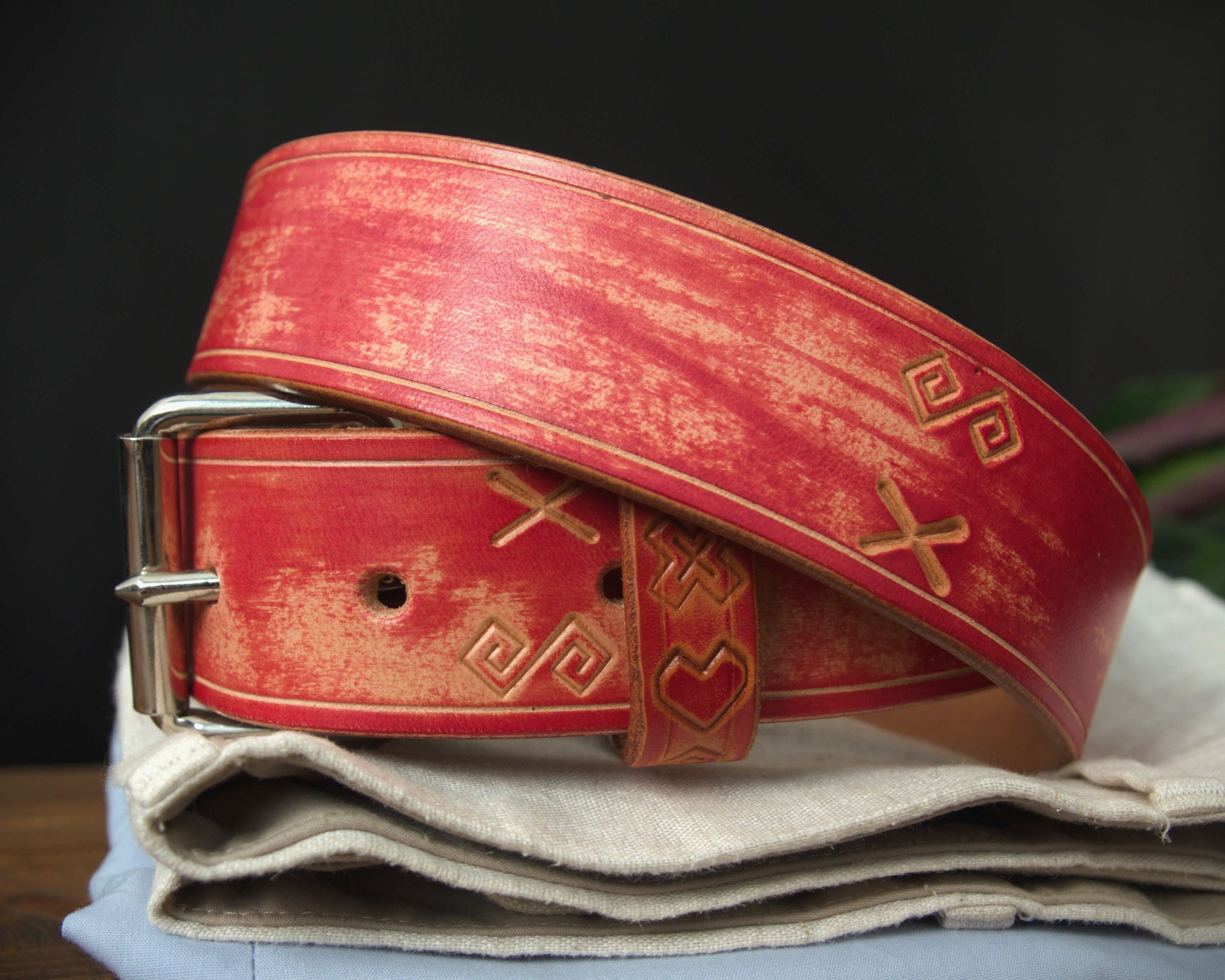 Folkórne kožené opasky