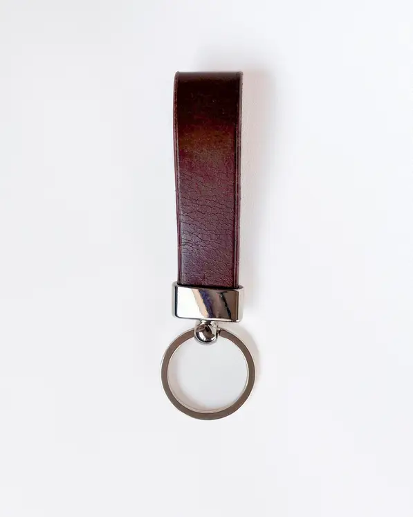 Tmavohnedá kožená kľúčenka