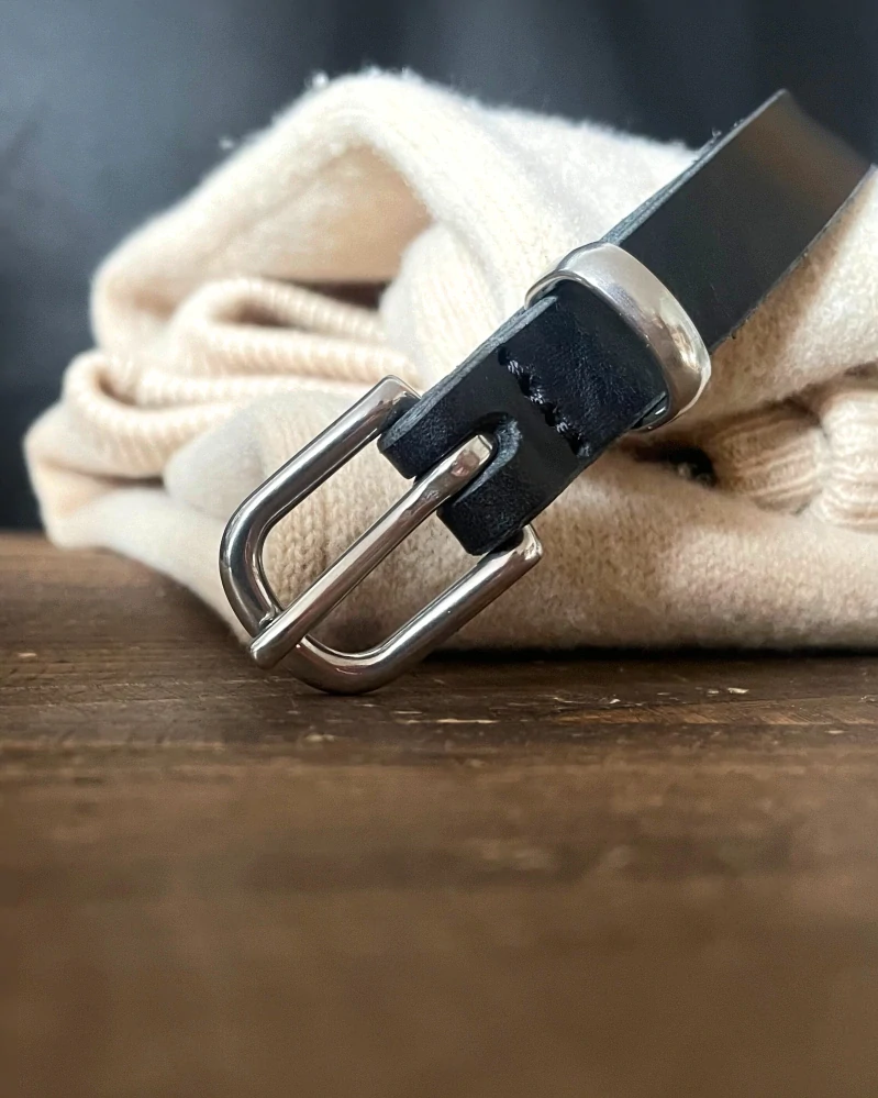 Dámsky čierny kožený opasok