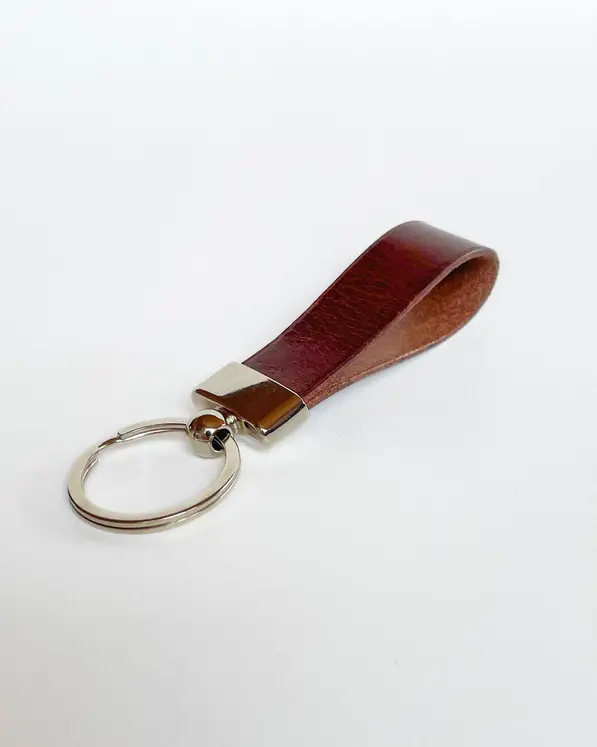 Tmavohnedá kožená kľúčenka