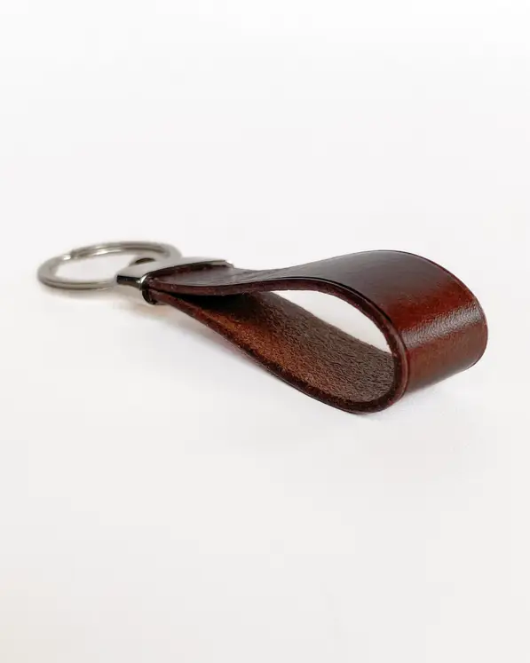 Tmavohnedá kožená kľúčenka