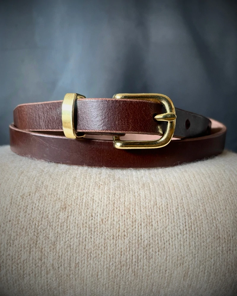 Dámsky tmavohnedý kožený opasok