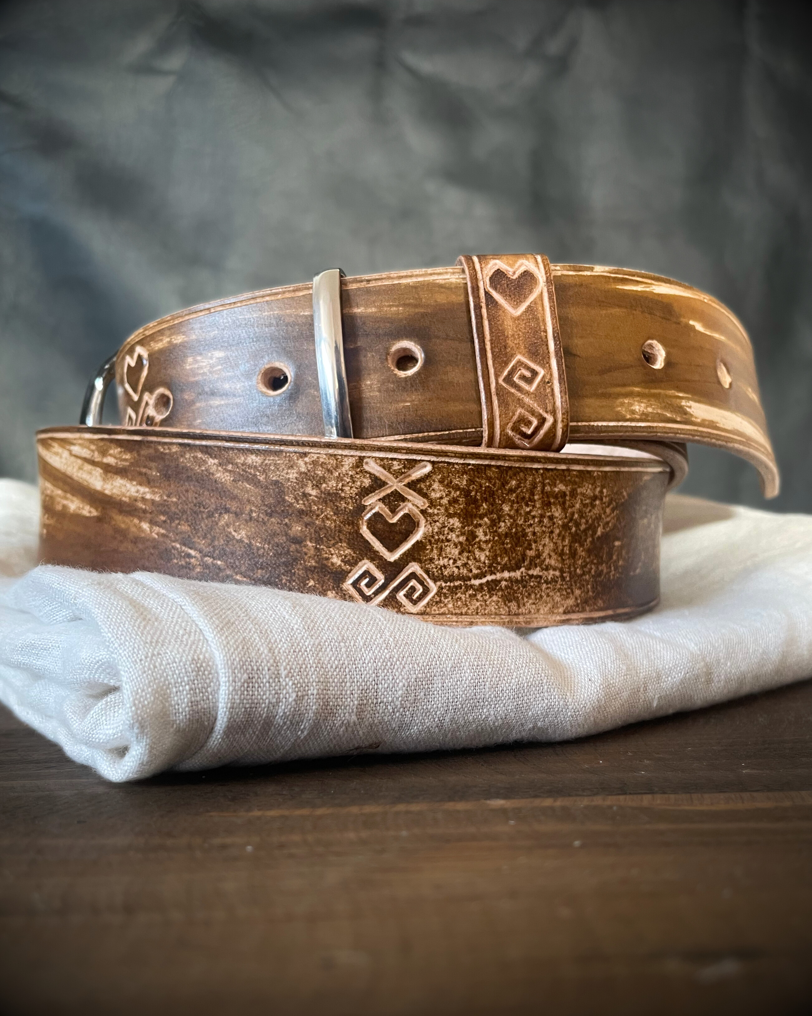 Kožený opasok Čičmany Vintage Walnut Brown